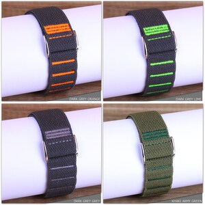 Puede incluir: Cuatro correas de reloj de diferentes colores con rayas de colores contrastantes. Las correas est&aacute;n hechas de un material el&aacute;stico y tienen una hebilla plateada. Los colores son gris oscuro con rayas naranjas, gris oscuro con rayas verde lima, gris oscuro con rayas grises y caqui con rayas verde militar.