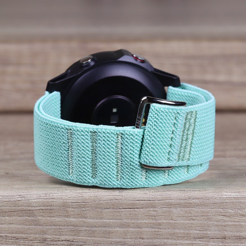 Puede incluir: Una correa de reloj el&aacute;stica de color verde claro con una hebilla plateada. La correa est&aacute; hecha de un material suave y el&aacute;stico y est&aacute; dise&ntilde;ada para ajustarse c&oacute;modamente a la mu&ntilde;eca.