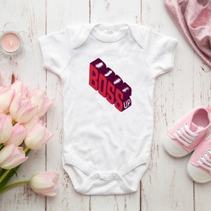 Unisex Boss Up Baby One-Piece (fr) Premier cadeau d’anniversaire pour les nourrissons (fr) Vêtements nouveau-nés Cadeau de douche de bébé (cadeau de douche de bébé) Cadeaux pour bébés