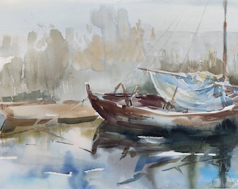 Puede incluir: Pintura a la acuarela de dos barcos en el agua. Los barcos son marrones con cubiertas azules y blancas. El agua refleja los barcos y el cielo. El fondo presenta verdes y marrones apagados, sugiriendo árboles o follaje.