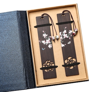 Handmade Sandalwood Bookmark Set: Hollow Painted Wood, Chinese Style