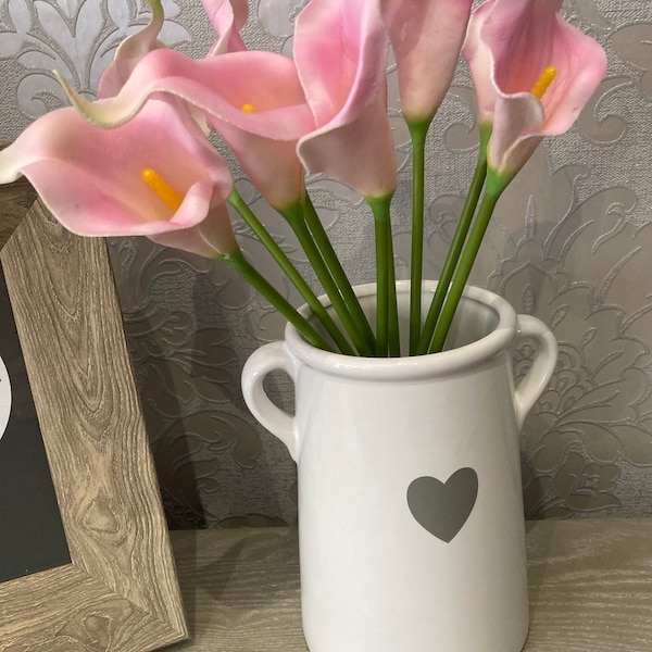 Bouquet de 9 tulipes/Lillies au toucher réel et céramique blanche avec grand vase en forme de cœur gris - Excellente pièce maîtresse pour n'importe quelle table