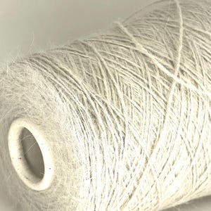 Angora Kaninchenwolle Garn, Hellgraues Garn auf Kone, Sockengarn, Luxuriöses Garn, Strickgarn, Italienische Garne von Konen