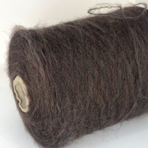 Filati di mohair e viscosa, filato marrone cioccolato su cono, filato di peso pizzo, filati artigianali per maglieria, filati italiani soffici