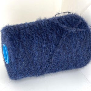 Filato misto lana e viscosa soffice, filato blu scuro su cono, filato in pizzo su cono, filati per maglieria a mano e a macchina