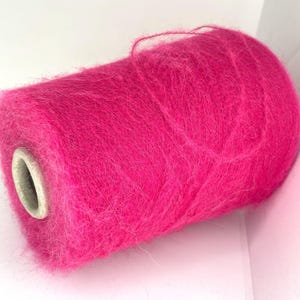 Filato di lana di alpaca soffice, filato rosa fucsia su cono, filato di peso pizzo su cono, filati per maglieria a mano e a macchina