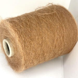 Filato di lana di alpaca, filato beige cammello su cono, filato di peso pizzo su cono, filati per maglieria a mano e a macchina