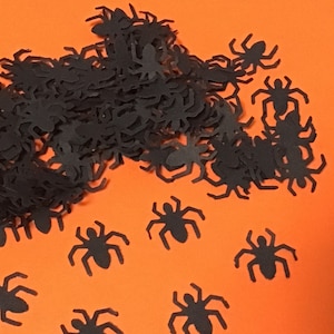 100 pequeñas arañas negras de Halloween, confeti y chispas para mesa, decoraciones, insertos de regalo/tarjetas, temática del Hombre Araña.