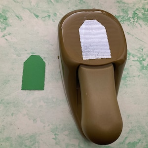 Perforadora de papel para pulgar pequeña con forma de hoja de arce de EK  Success