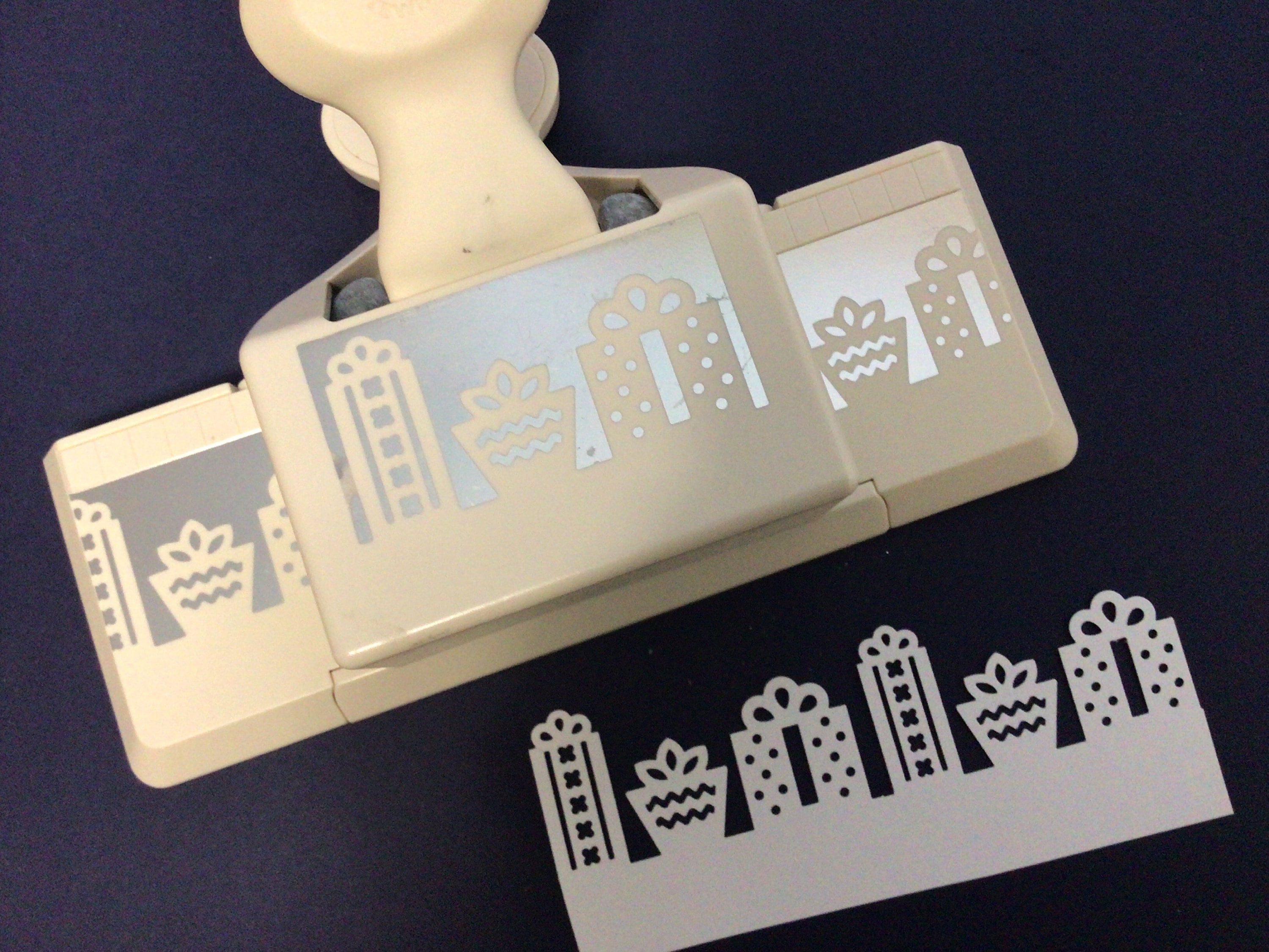 Perforadora de borde profundo para manualidades con tarjeta de regalo de  cumpleaños y Navidad de MARTHA STEWART, image size:3000x2250