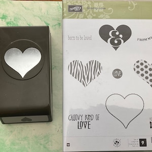 Nuevo juego de sellos de madera y goma Groovy Love de Stampin Up! y perforadora grande con forma de corazón (poco usada)