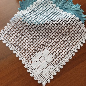 2 pcs.hand crocheted doily runner. nostalgic lace coffee table cover. table decor.100% cotton. 21*21cm