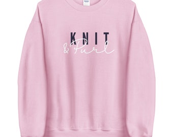 Puede incluir: Una sudadera rosa con el texto "KNIT & Purl" en negro y blanco.