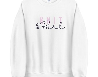 Puede incluir: Sudadera blanca con la frase "KNIT & Purl" en rosa y azul marino. El texto está escrito en una fuente elegante. Una prenda cómoda e informal, ideal para tejedores y artesanos.