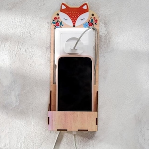 Ladegerät-Spot aus Holz zum Aufhängen an der Wand. Ladestation für Mobiltelefone