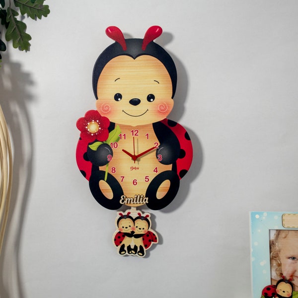 Orologio da Parete Silenzioso per Bambini 'Coccinella Felice' con Pendolo - Personalizzabile con Nome - Artigianato Italiano Unico, DEKORI