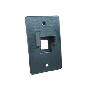 Peut inclure: Une plaque murale rectangulaire gris foncé avec une ouverture carrée et une section rectangulaire surélevée. La plaque comporte deux trous circulaires, un au-dessus et un en dessous de l'ouverture carrée. La surface présente un motif texturé.