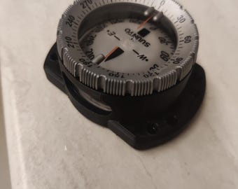 Suporte elástico para bússola Suunto SK8 para mergulho.