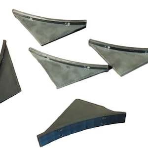 Può includere: Cinque angoli di protezione in plastica nera con bordo curvo. Gli angoli sono progettati per proteggere gli angoli dai danni.