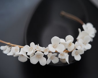 weise Blüten Diadem, Hochzeits Haarschmuck, weis, Haarreif Braut, gold, Porzelanblumen Schmuck