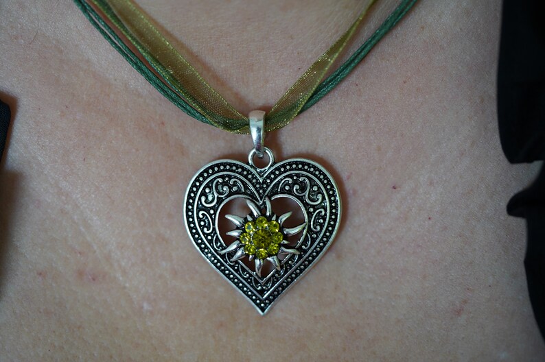 Precious wine necklace with heart,
