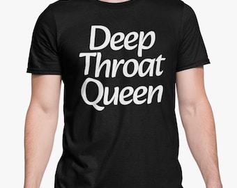 Op de afbeelding: Zwart T-shirt met witte tekst die "Deep Throat Queen" zegt.