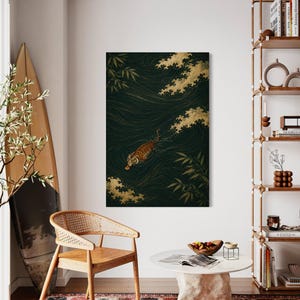 Peut inclure: Une impression d'art murale rectangulaire représentant un tigre nageant dans une eau sombre et tourbillonnante avec des motifs de vagues dorées et des feuilles de bambou. L'œuvre utilise une palette de vert foncé et noir avec des accents dorés.