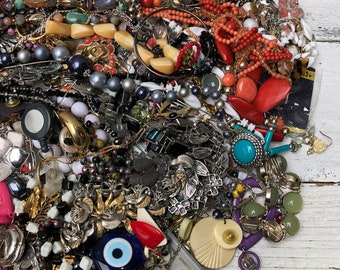 4000 Piece Costume Jewelry collection 50 cents/piece : r/Flipping