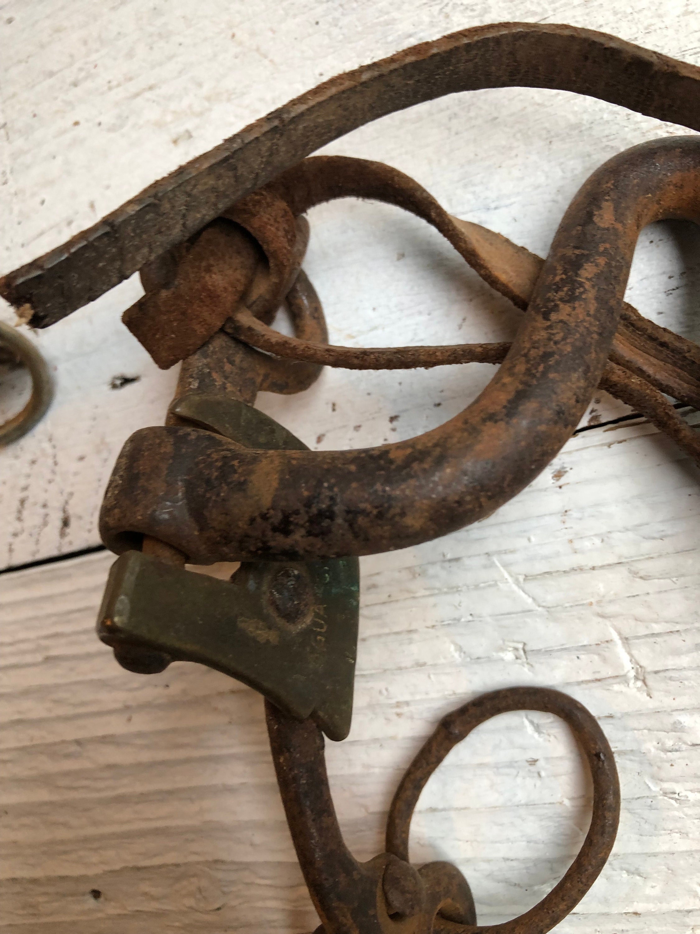 Mors ancien à bordures en fer avec côtés en forme de S