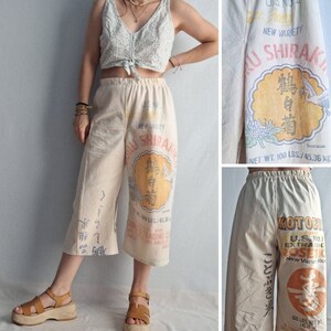 Pantalon de détente court UPCYCLED Kotobuki. Fabriqué avec 2 sacs de riz vintage des États-Unis. Impressions impressionnantes. Coupe décontractée. Textiles réutilisés, unisexes.