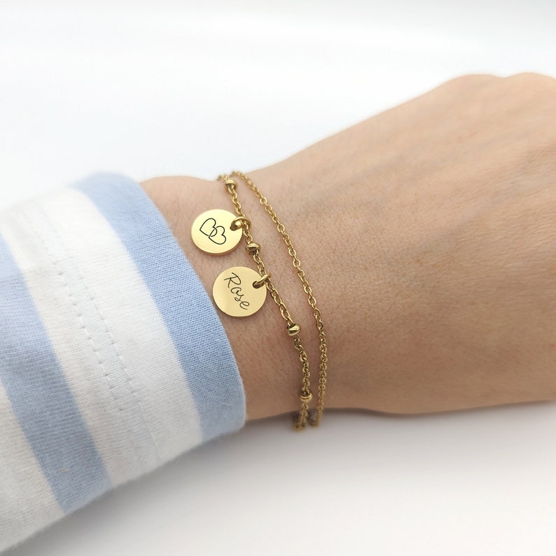 Bracelet personnalisé composé de deux chaines dont une chaine perlée.Bracelet à composer avec des médailles à personnaliser du texte de votre choix.