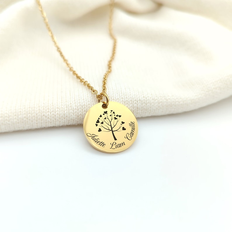 Collier personnalisé avec gravure centrale d'un arbre de vie et gravure libre d'un texte. Collier en acier inoxydable et disponible en trois coloris.