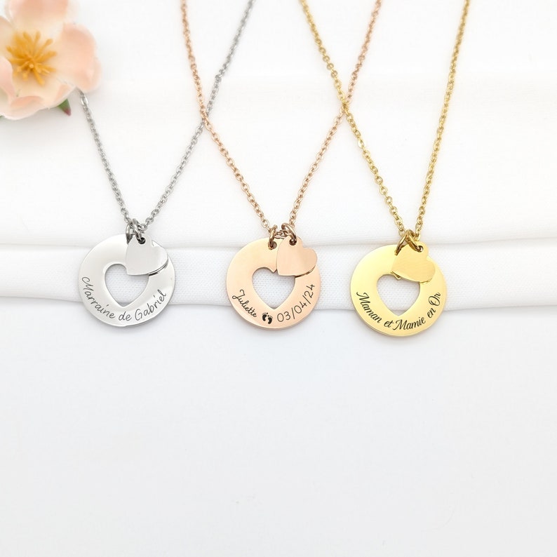 Collier personnalisé avec grande médaille gravée et un petit cœur en acier inoxydable.