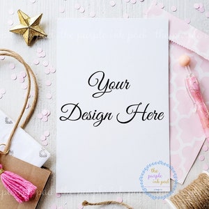 Maqueta de fondo de producto digital en tarjeta blanca / Fotografía de archivo estilizada / Tema de boda de cumpleaños en rosa