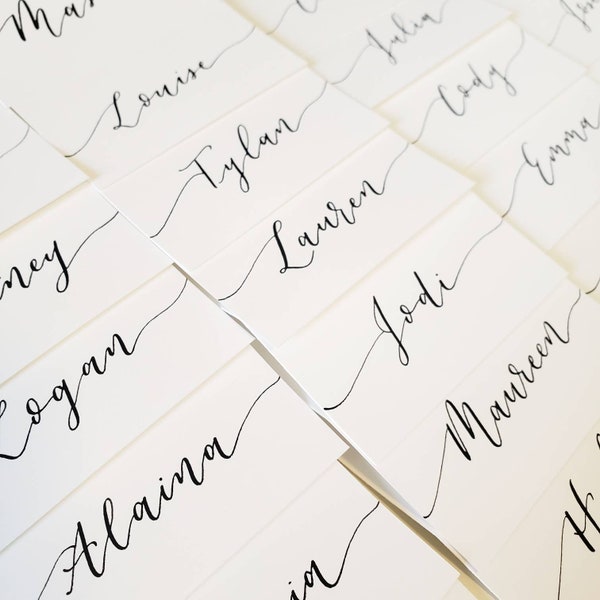 Tarjetas de lugar con caligrafía blanca manuscrita / Tarjetas de nombre de boda escritas a mano / Tarjetas de acompañante / Caligrafía de boda