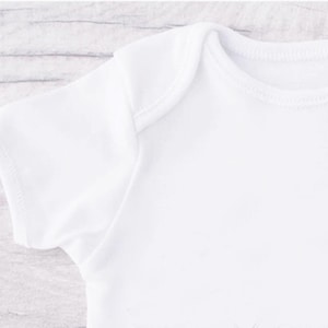 Chaleco de bebé personalizado manga corta blanco 100% algodón Añadir texto Babyshower niño recién nacido regalo cumpleaños amor género revelar envío rápido Reino Unido imagen 9