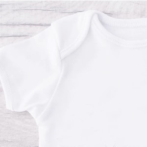 Personalisierte Babyweste, kurzärmelig, weiß, 100 % Baumwolle, Text hinzufügen, Babyshower, Kleinkind, Neugeborenes, Geschenk, Geburtstag, Liebe, Geschlecht, offenbaren, schneller Versand in Großbritannien Bild 9