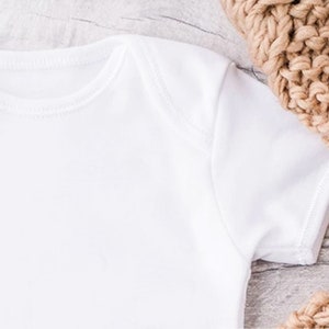 Chaleco de bebé personalizado manga corta blanco 100% algodón Añadir texto Babyshower niño recién nacido regalo cumpleaños amor género revelar envío rápido Reino Unido imagen 10