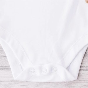 Personalisierte Babyweste, kurzärmelig, weiß, 100 % Baumwolle, Text hinzufügen, Babyshower, Kleinkind, Neugeborenes, Geschenk, Geburtstag, Liebe, Geschlecht, offenbaren, schneller Versand in Großbritannien Bild 8