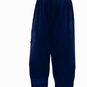 Könnte beinhalten: Marineblaue Frotteehose mit einer großen Tasche auf der linken Seite.