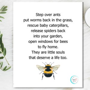 Puede incluir: Un cartel blanco imprimible con un poema sobre el respeto a la naturaleza y una ilustración de acuarela de un abejorro. El poema dice: "Pasa por encima de las hormigas, pon las lombrices de nuevo en la hierba, rescata a las orugas bebés, libera a las arañas de vuelta a tu jardín, abre las ventanas para que las abejas vuelen a casa. Son pequeñas almas que merecen una vida también."