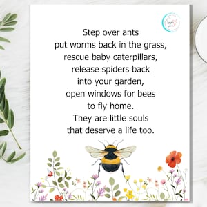 Puede incluir: Una tarjeta blanca con un poema sobre la amabilidad con los insectos. El poema dice: "Pasa por encima de las hormigas, pon las lombrices de nuevo en la hierba, rescata a las orugas bebés, libera a las arañas de vuelta a tu jardín, abre las ventanas para que las abeilles vuelen a casa. Son pequeñas almas que merecen una vida también."
