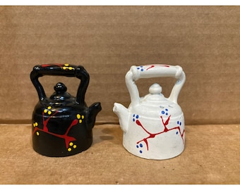 Vintage gusseiserner Teekessel in Form eines Salz- und Pfefferstreuers im Mini-Stil
