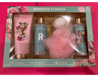 Juego de baño de 5 piezas con motivos florales románticos con aroma a magnolia. Incluye loción corporal, gel de ducha, gel de baño brillante, efervescente y esponja de baño.