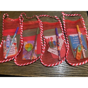 Set regalo di calze natalizie in rete con blocco note, penna, Pop It e biglietto di ispirazione