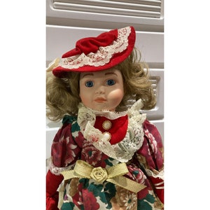 VTG Porzellan Puppe 1995 Four Star International Trading Co Puppe w / Ständer
