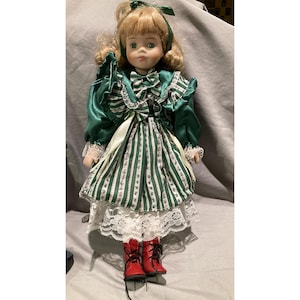 beautiful 16&#39;&#39; vintage porcelain doll, blond hair green eyes