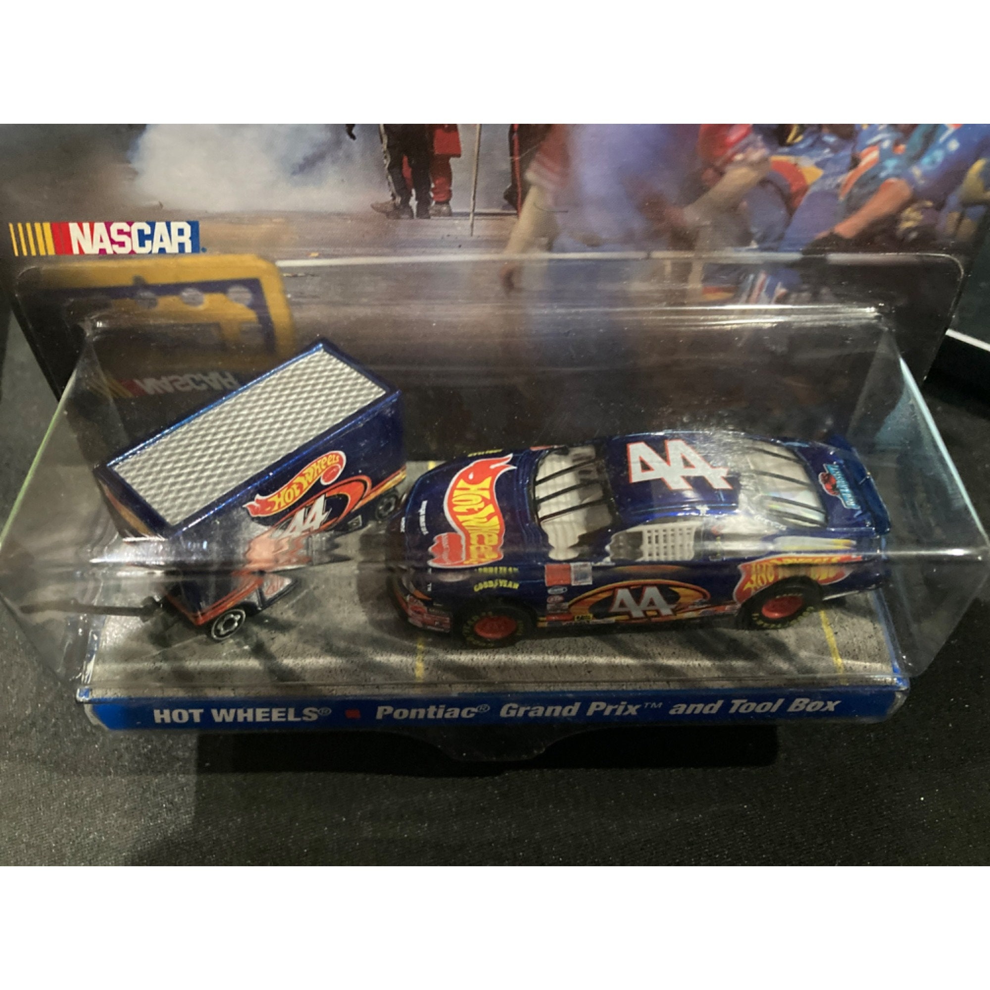 Hot Wheels Racing 1999 Pit Crew Pontiac Grand Prix & Tool Box #44