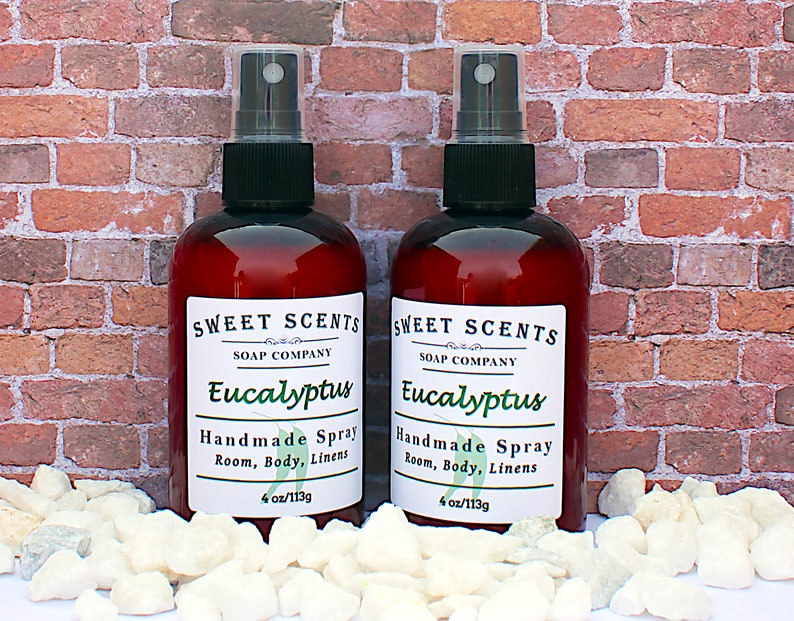 Pu&ograve; includere: Due flaconi da 113 g di spray per ambiente, corpo e biancheria profumato all'eucalipto. I flaconi sono trasparenti con liquido marrone e spruzzini neri. Le etichette sono bianche con testo nero che recita "Sweet Scents Soap Company" e "Eucalyptus Handmade Spray Room, Body, Linens".
