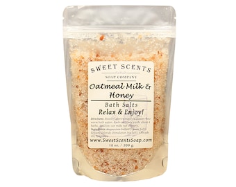 Puede incluir: Una bolsa blanca resellable llena de sales de baño etiquetada como "Sweet Scents Soap Company Oatmeal Milk & Honey Bath Salts Relax & Enjoy!" con instrucciones e ingredientes enumerados. La bolsa es de 12 oz / 339 g.